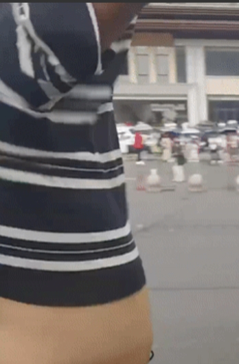 “活该他火啊！”河南高考期间，一考生因衣服有金属纽扣禁止入场，这时人群中一位大哥
