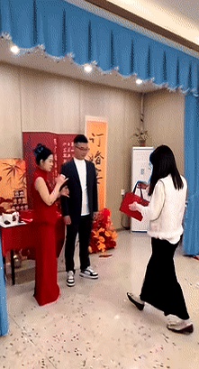 山东订婚宴上，闺蜜送了对新人一份“别出心裁”的礼物——情趣用品。新郎的反应亮了，