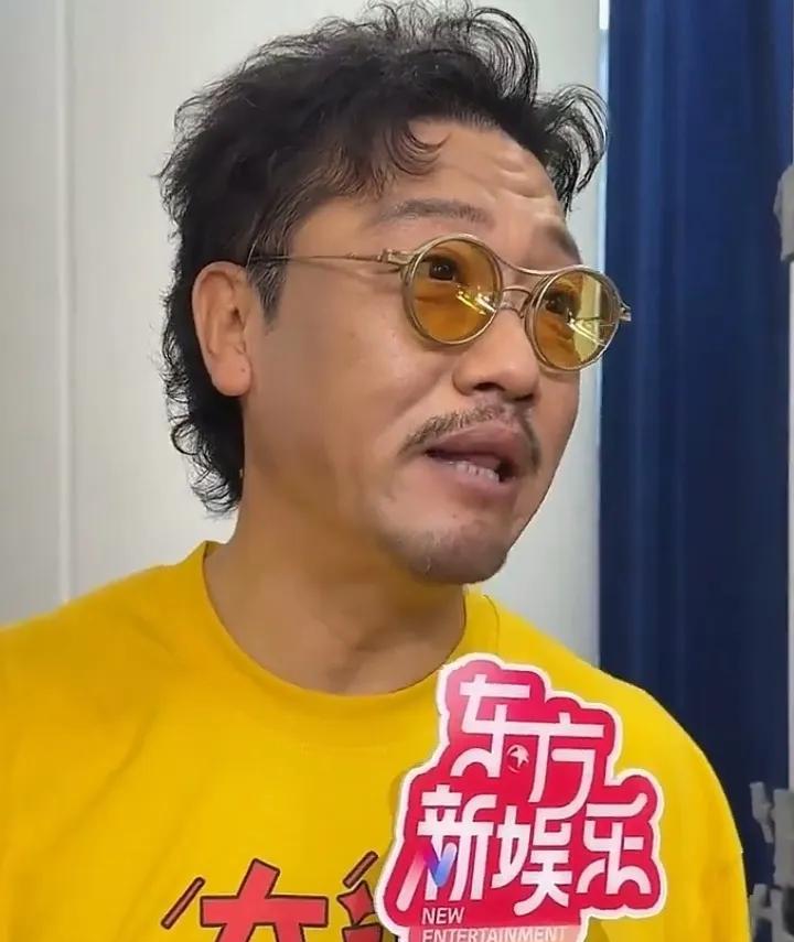 减肥后的贾冰，撞脸郑中基。
说实话，还真有点那么回事，毕竟减肥后的贾冰不仅变瘦了