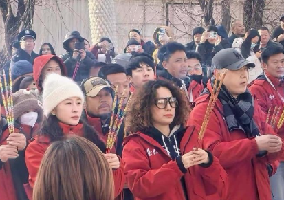 马伊琍一头爆炸卷毛加黑框眼镜非常符合角色了！ 这身造型也是非常可爱啦