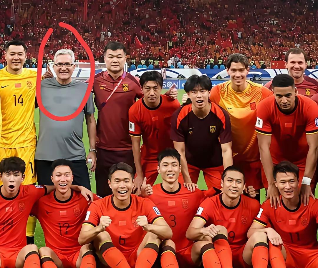 从一张赛后合影可以得出结论：下一届国足（以这些人为主）还会继续失败，因为这些人没