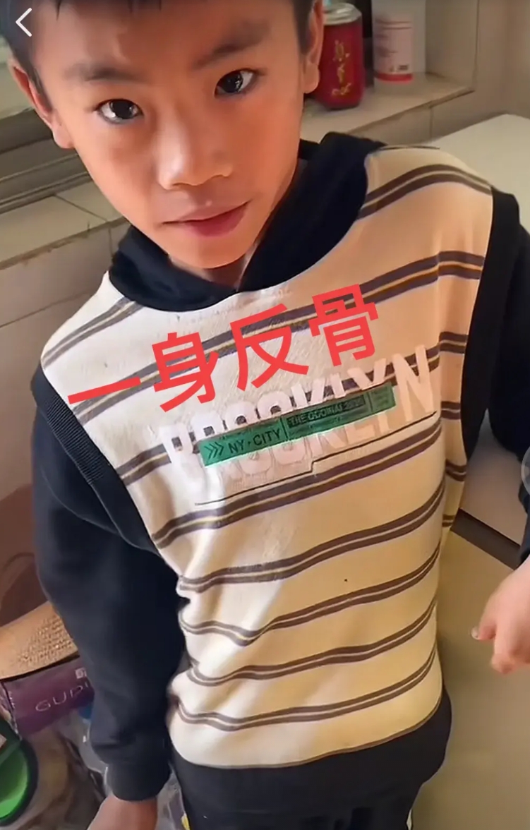 赤岭文旅，搞了几年的宣传都没我亮哥的一天一夜，关键还做买卖，卖椰子卖鱼，全能
