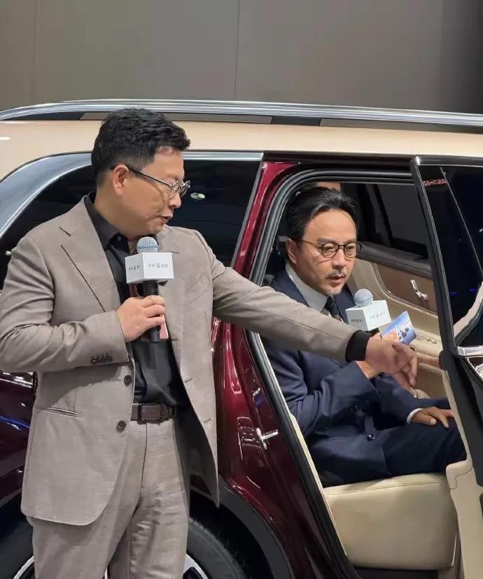 汪涵这架子好大啊！下车还需要别人开车门吗？不过汪涵老了很多啊！胡子拉碴的，真的老