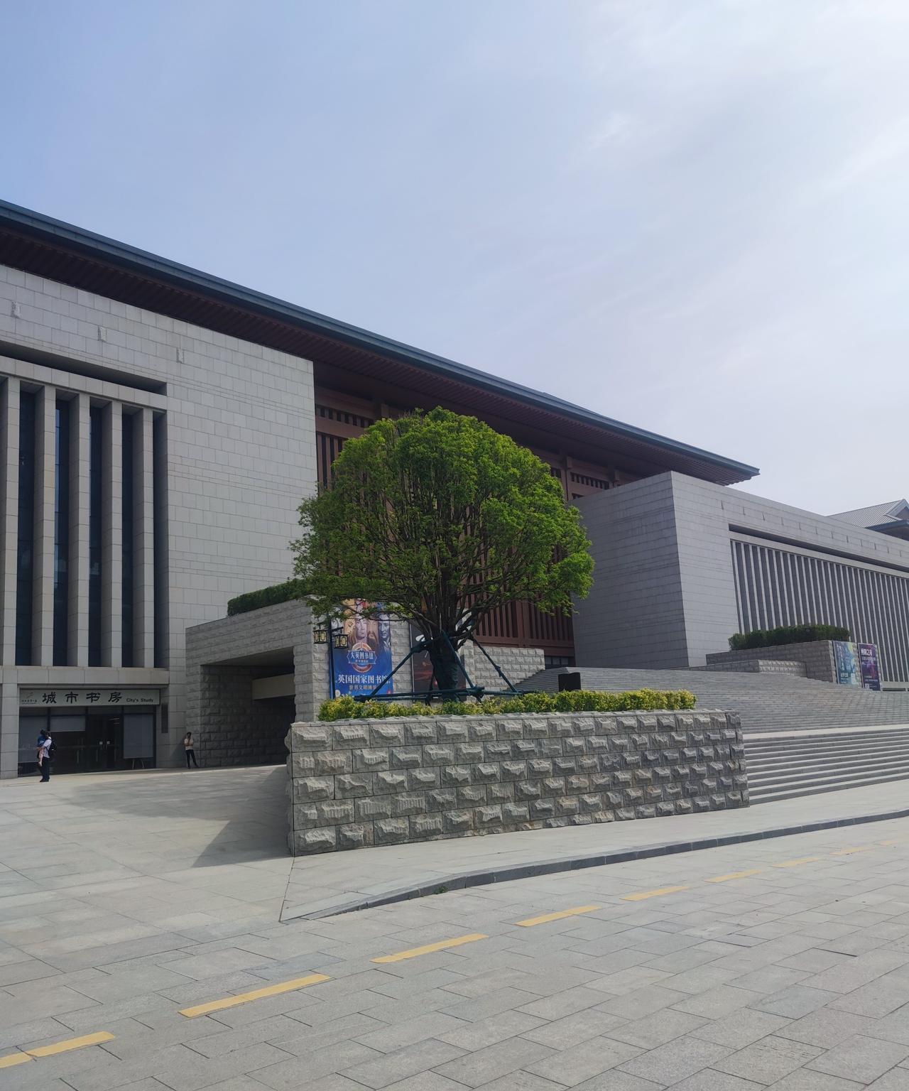 西安周末好去处，省图高新馆（陕西省图书馆高新馆），环境设施一流，冬暖夏凉，是个看