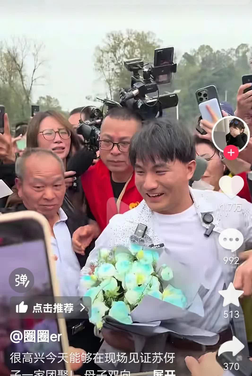 看看这孩子刚回来，看到妈妈的第一次，跑去抱妈妈，那眼神有多想抱妈妈了[流泪]
