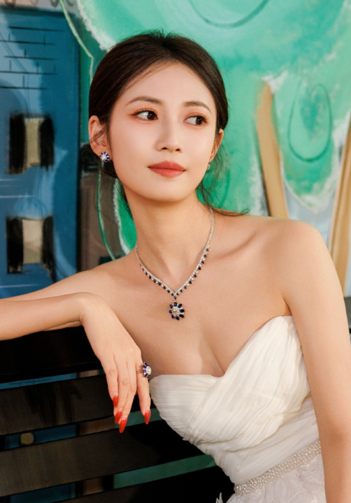 陈钰琪的白色抹胸小妆造，这感觉也是很nice的！