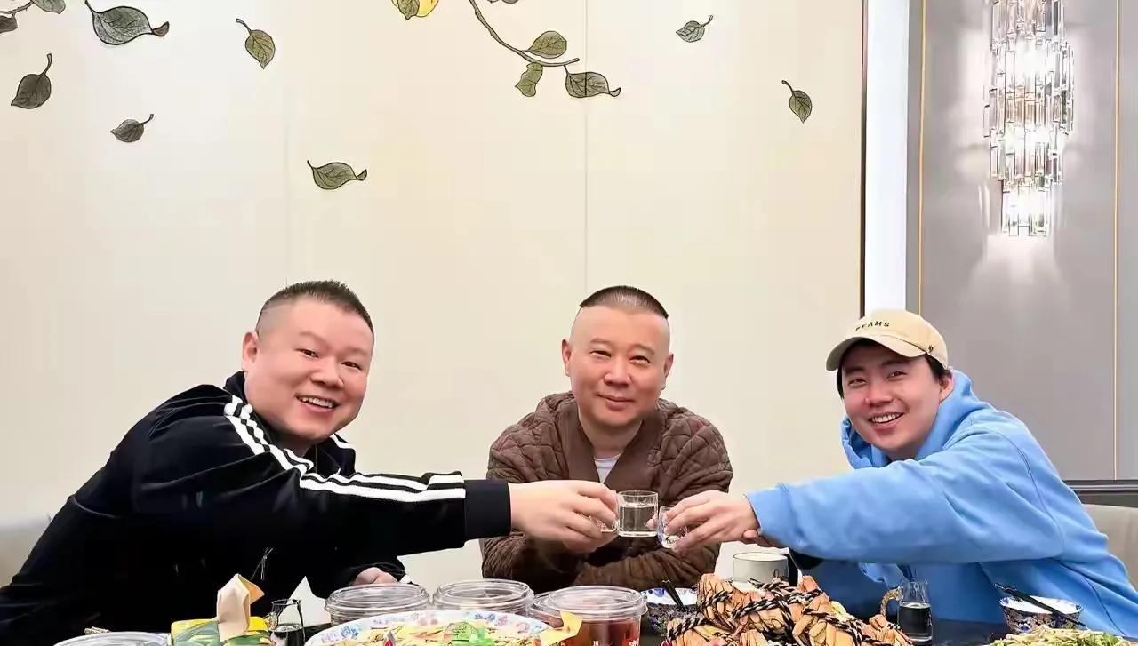 看看老郭面带笑容，稳稳坐在C位，儿子和徒弟都坐在身边，三个人举杯庆祝着！
难怪网