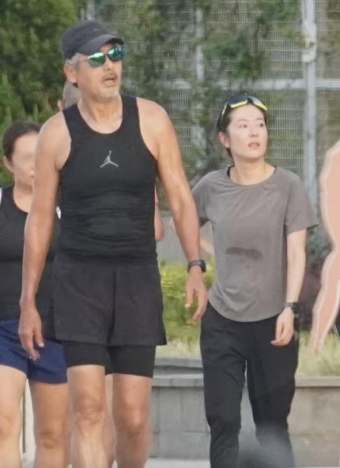 周润发与43岁唐诗咏一同跑步，跑后当街为对方拉伸，动作娴熟自然，画面尽显日常运动