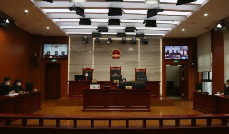 福建，某酒吧男顾客豪掷5000元购买“花环”打赏走秀女郎，携其酒店开房后被警方认