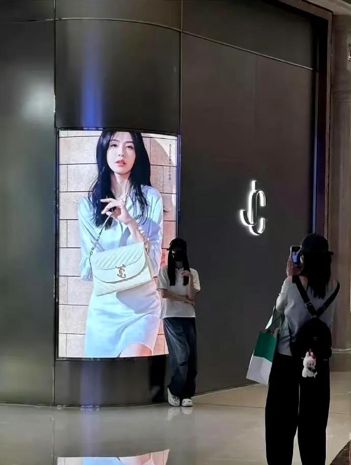 #白鹿宋雨琦跑男下班逛gai太好嗑！
谁懂啊！6月19日白鹿、宋雨琦录制《奔跑吧