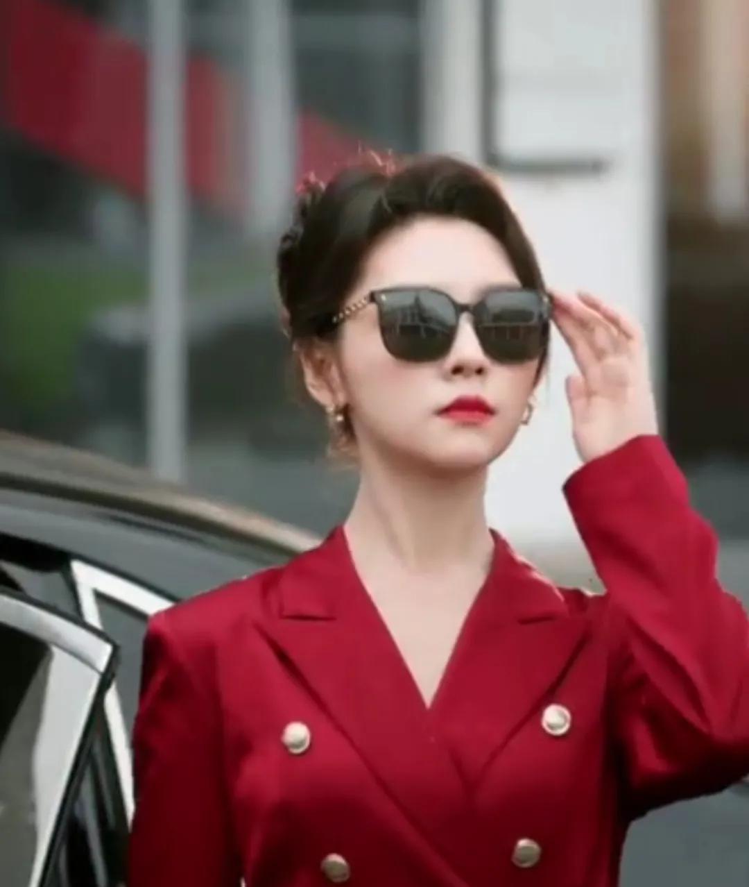 《只见过抬轿，没见过抬新郎？这操作我服》 都说抬花轿娶媳妇，你见过抬着新郎跑的吗