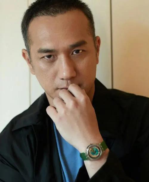 2025年，50岁的黄觉凭借《藏海传》中平津侯一角火出圈。他将角色的阴鸷多疑、杀