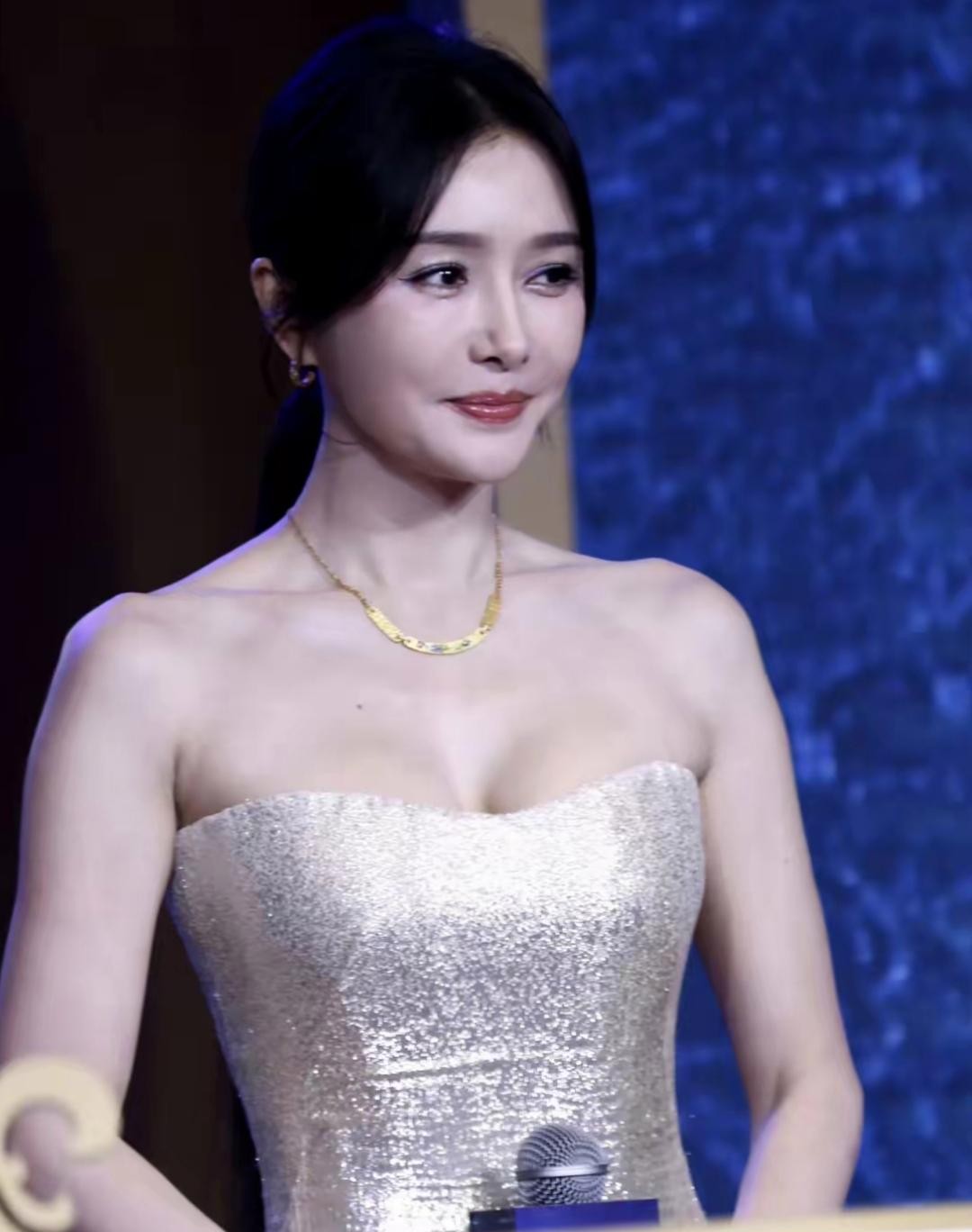 秦岚：在爱与光影间徘徊的女子