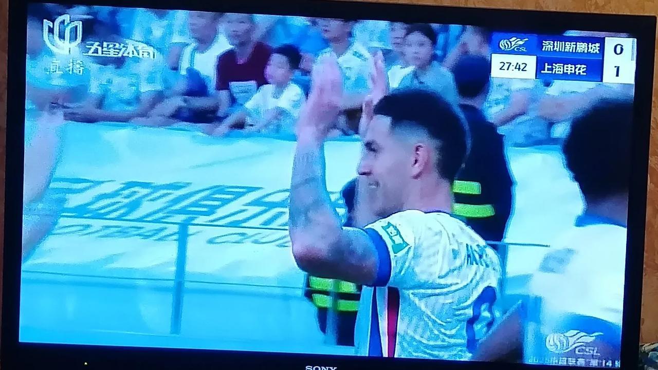 申花进球了！目前1-0领先新鹏城！继续朝着冠军目标前进！今天比赛在新鹏城新的主场