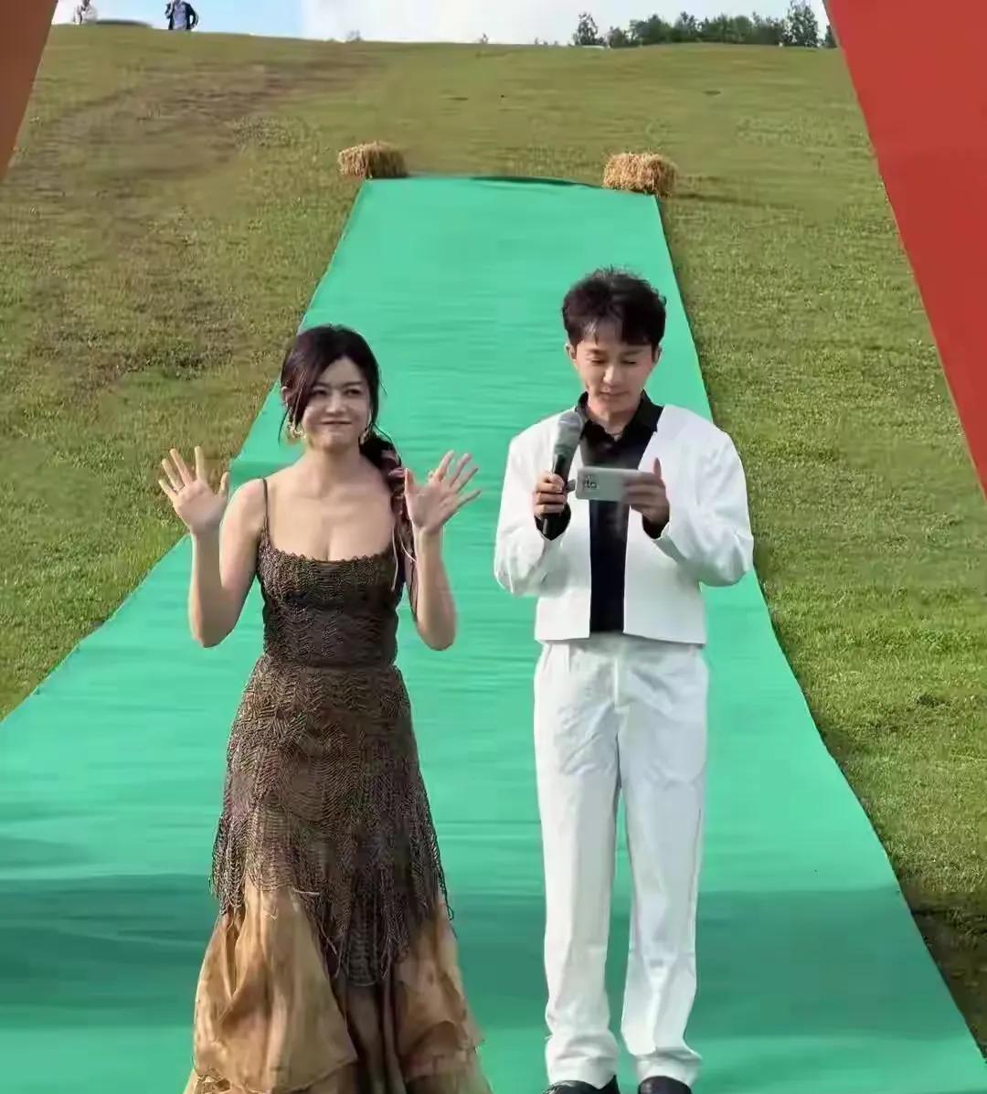 讲真，我觉得陈妍希挺漂亮的
但是看了这组活动路透图，突然觉得有些明星真是有点普的