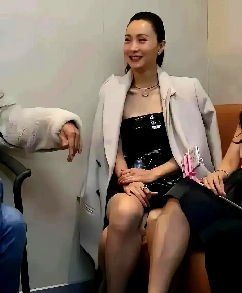 画面里这位虎背熊腰、尽显岁月痕迹的