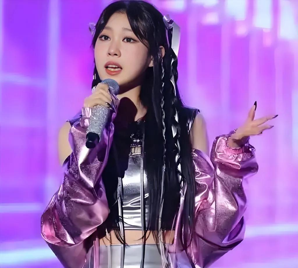 韩国人的想象力真是让我自愧不如！
沈佳润在练习生淘汰率非常高的韩国出道，
韩国网