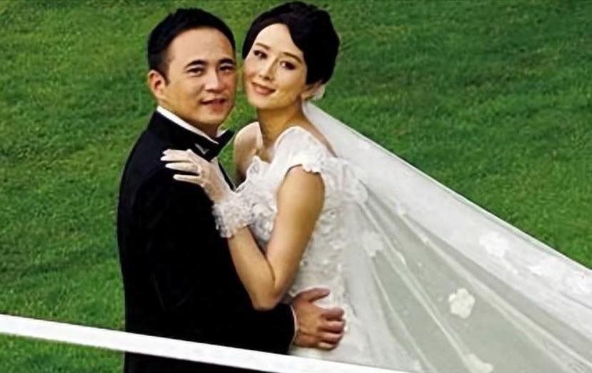 2008年，胡静高高兴兴地嫁给了身价50亿的马来西亚富豪朱兆祥，结婚当晚胡静却发