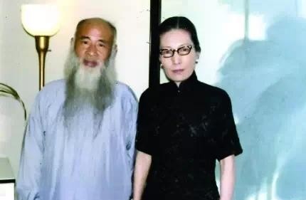 张大千画了一幅“荷花”送给孟小冬，在题款时犯了难，他打电话询问移居香港的孟小冬：