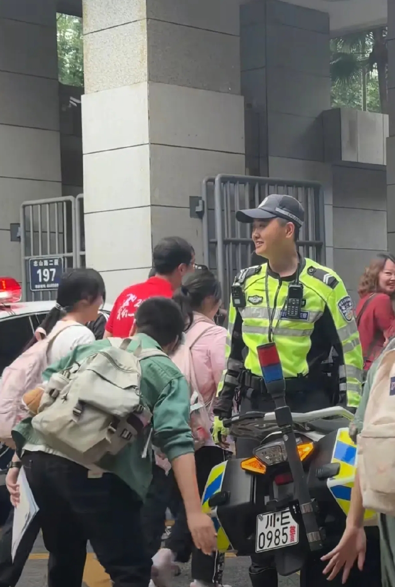 网上老是说，广东家长不去接高考考生。我就觉得奇怪！
我想，都在学校住校的，考点就