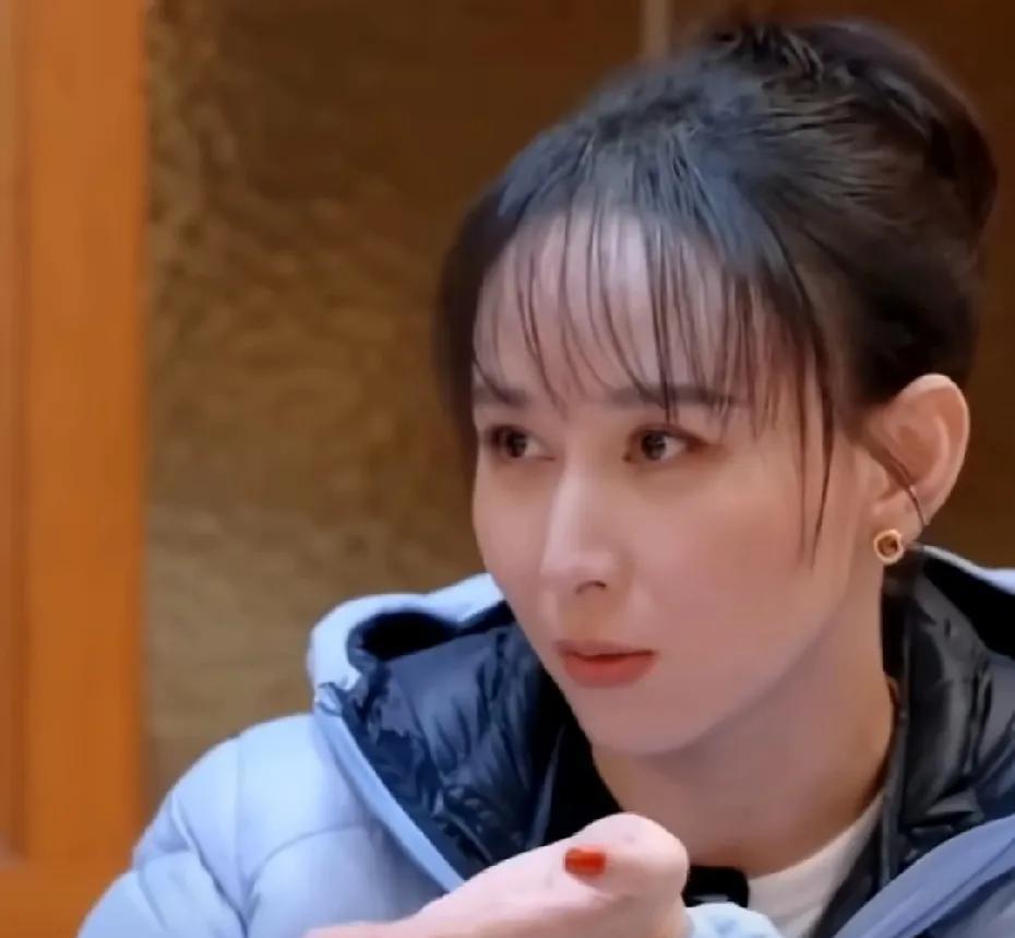 胡静这情商，给满分不怕她骄傲
胡静和在节目上和戚薇聊到择偶观，直言道：“男人不用