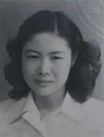 1935年，21岁的苏青未婚先孕，只能中断学业嫁人。婚礼当天，发现丈夫与表嫂在角
