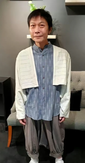 曾经红极一时的武打演员也老了，估计没有人能认出他，能认出来的说明你眼睛太毒辣了！