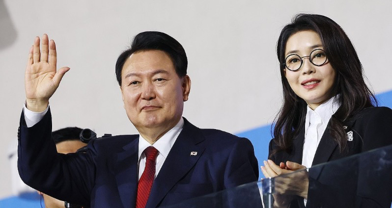 韩国总统夫妻，名声太臭，有人要狠招











啥？韩国总统尹锡悦要下
