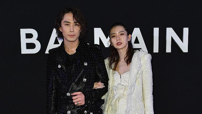 戚薇奢华游日本 李承铉护崽成‘人肉屏风’