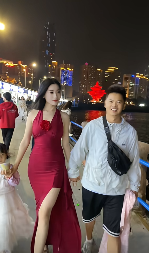 从牵手就能看出来都是演员，十指并拢是情侣之间证明感情最基本的开始吧！