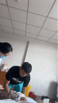 当爹的第一次抱娃，差不多就是图二的感觉[捂脸]