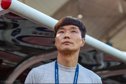 解说员袁甲爆了一个料。当初在河南队时，李玮峰曾经希望和河南队主教练南基一签一个条