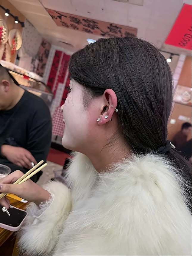 偷拍的
我该不该说
我又该怎么说不破坏感情气氛
说了会不会不开心
说了会不会生气