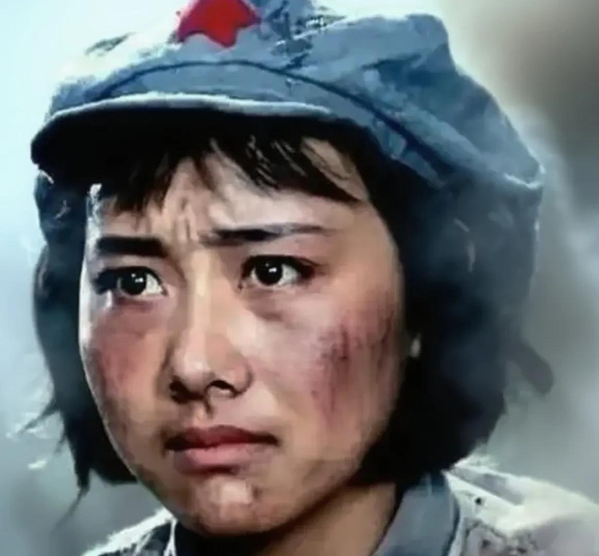 1937年，马家军押解一队西路军女俘虏去青海。途中休息时，一匪兵警惕地朝周围看了