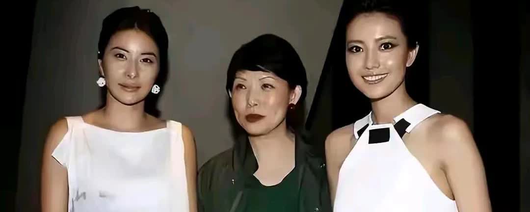 郭晶晶高圆圆她们一张合影，白衣的她们都好美哦，特别是高圆圆，人靓眼睛也亮，一副好