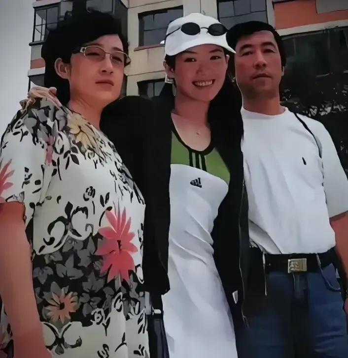 这张1998年的老照片，定格了章子怡在中戏求学时期与父母的温馨瞬间，确实承载着一