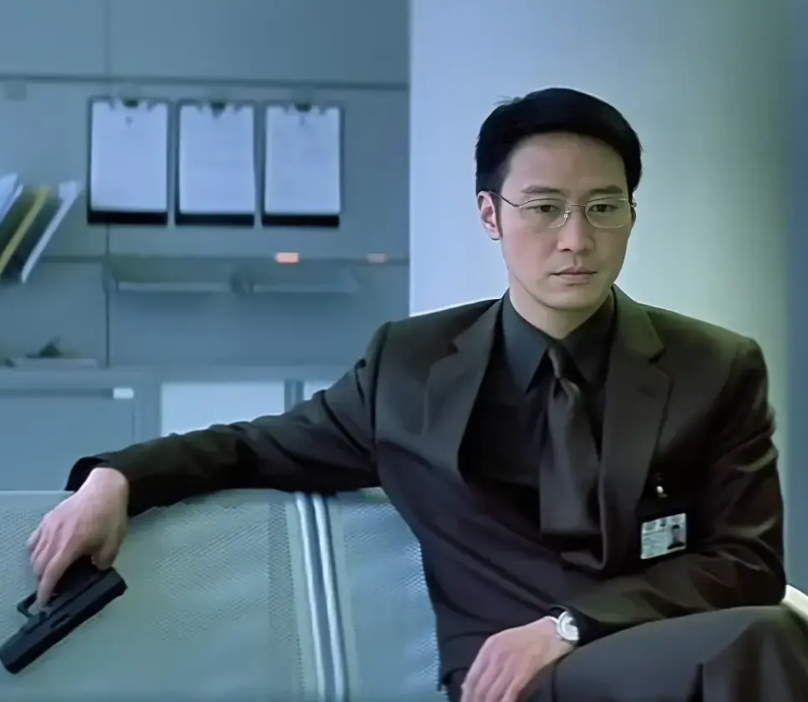 最帅的黎明，其实是出演《无间道3》的时期。早期的黎明虽然漂亮帅气，但男人味不够。