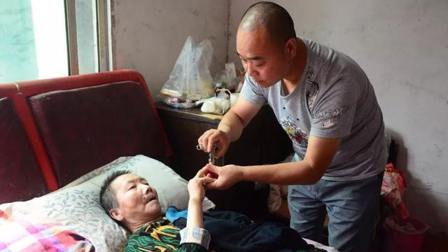 家有长寿老人，对子女来说是福还是祸？一位68岁大妈说出了真心话