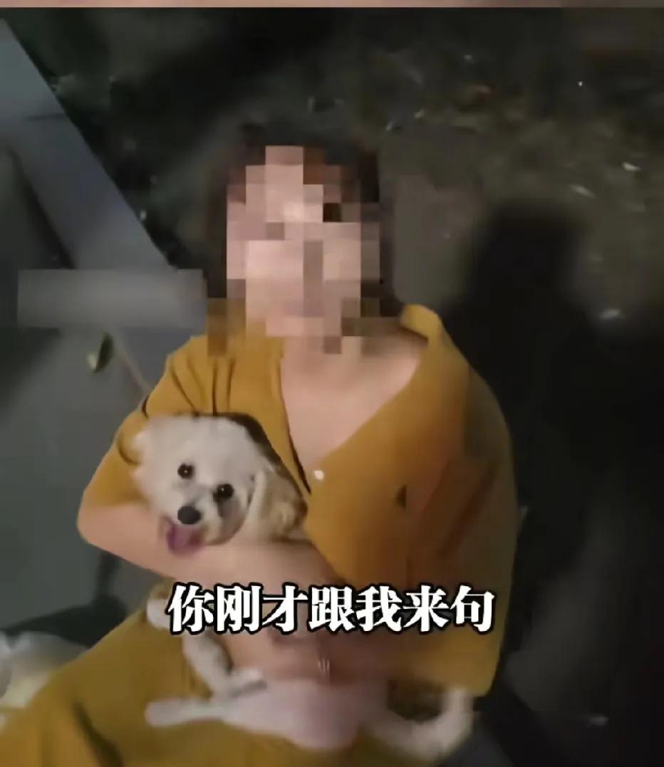 浙江，女子养了一条狗，但她不给它牵绳子，就去小区楼下遛狗。狗向一男子扑去，男子吓