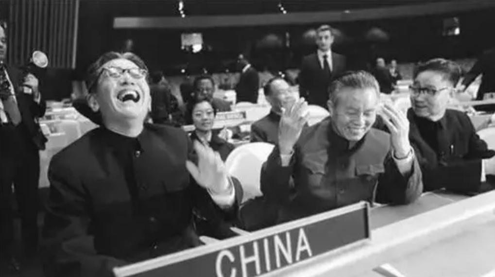 1971年，我国成功重返联合国，但却遭遇了一个小国的强烈反对，26年后，这个国家