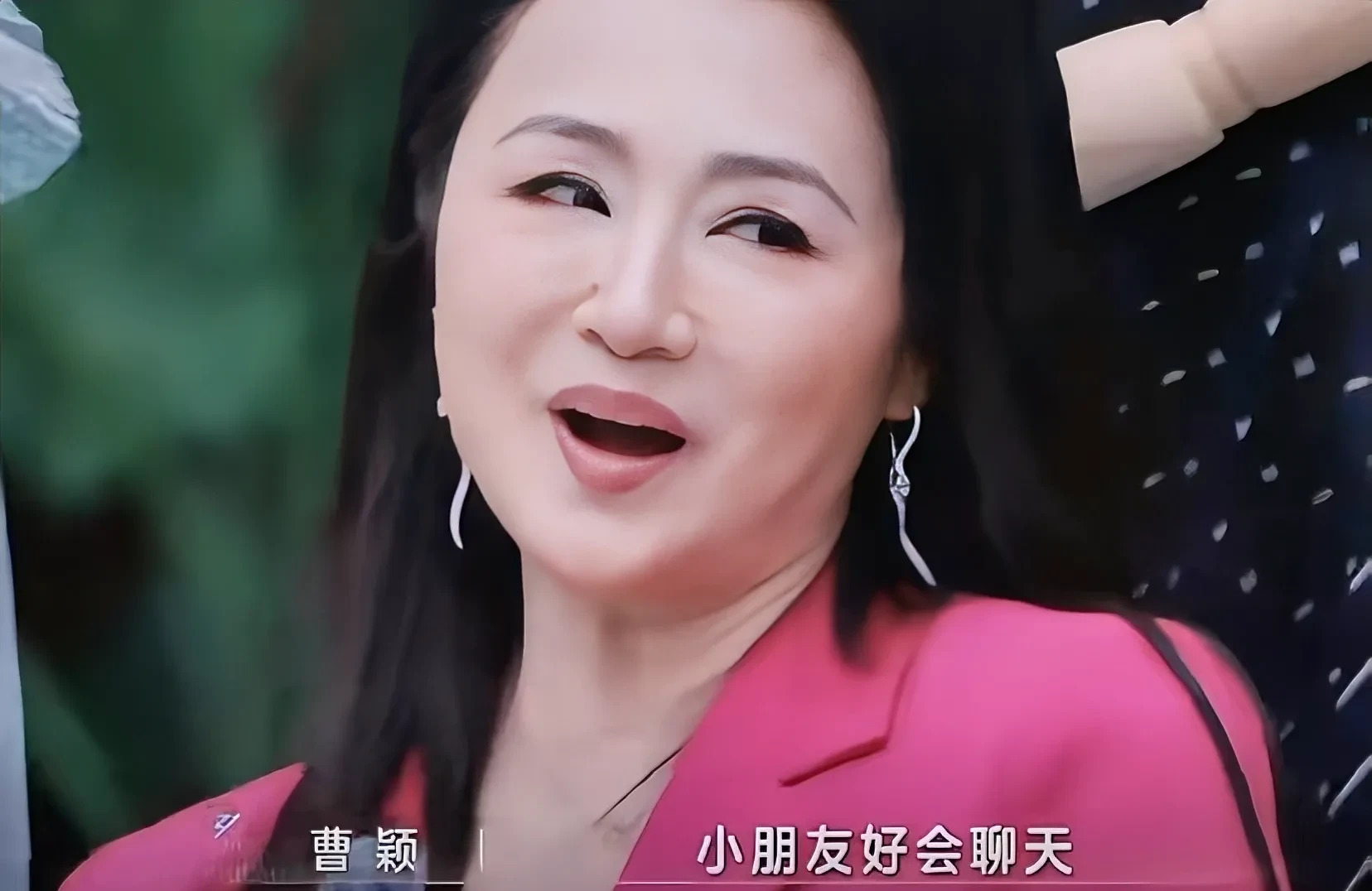 曹颖发言引热议  底气十足











什么？曹颖情商低？你怕是没见过