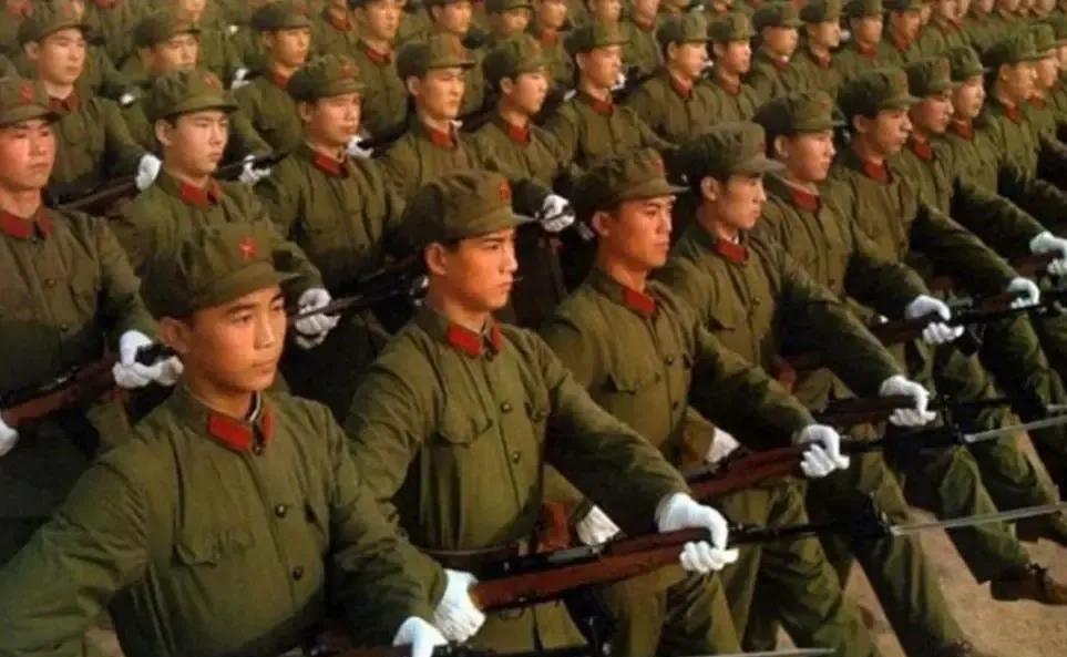 和单位副局长聊天，他说，他赶上了好时候，他当兵12年，退役后直接安置到公务员岗位
