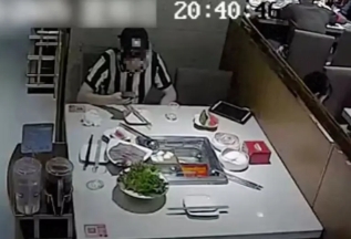 “大快人心！”5月25日，上海，一男子声称在火锅店里吃出了异物，还表示要报警，可