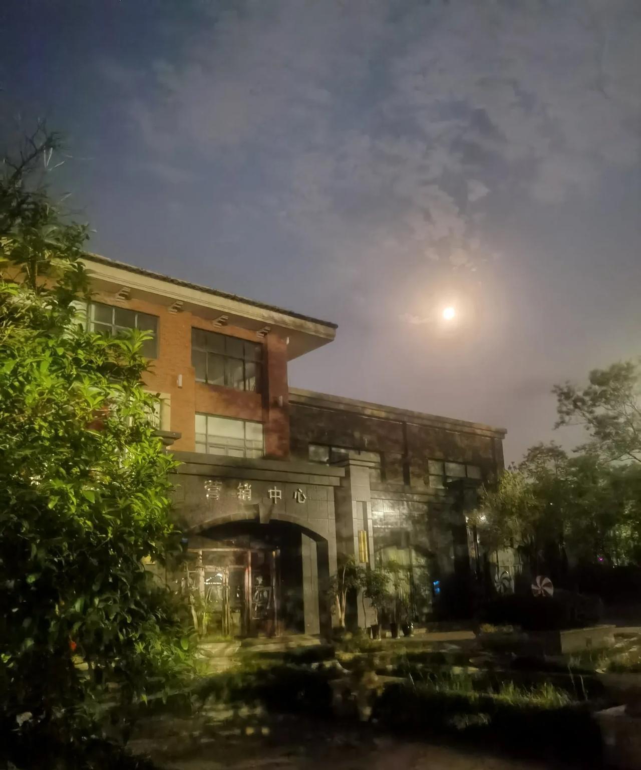 这事儿敏感。
以色列跟伊朗突如其来的战争，卷进哪个漩涡无人知晓。中东乱局，不应该