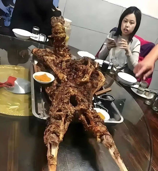 点了一份烤全羊，大家帮忙看看有什么不对的地方吗