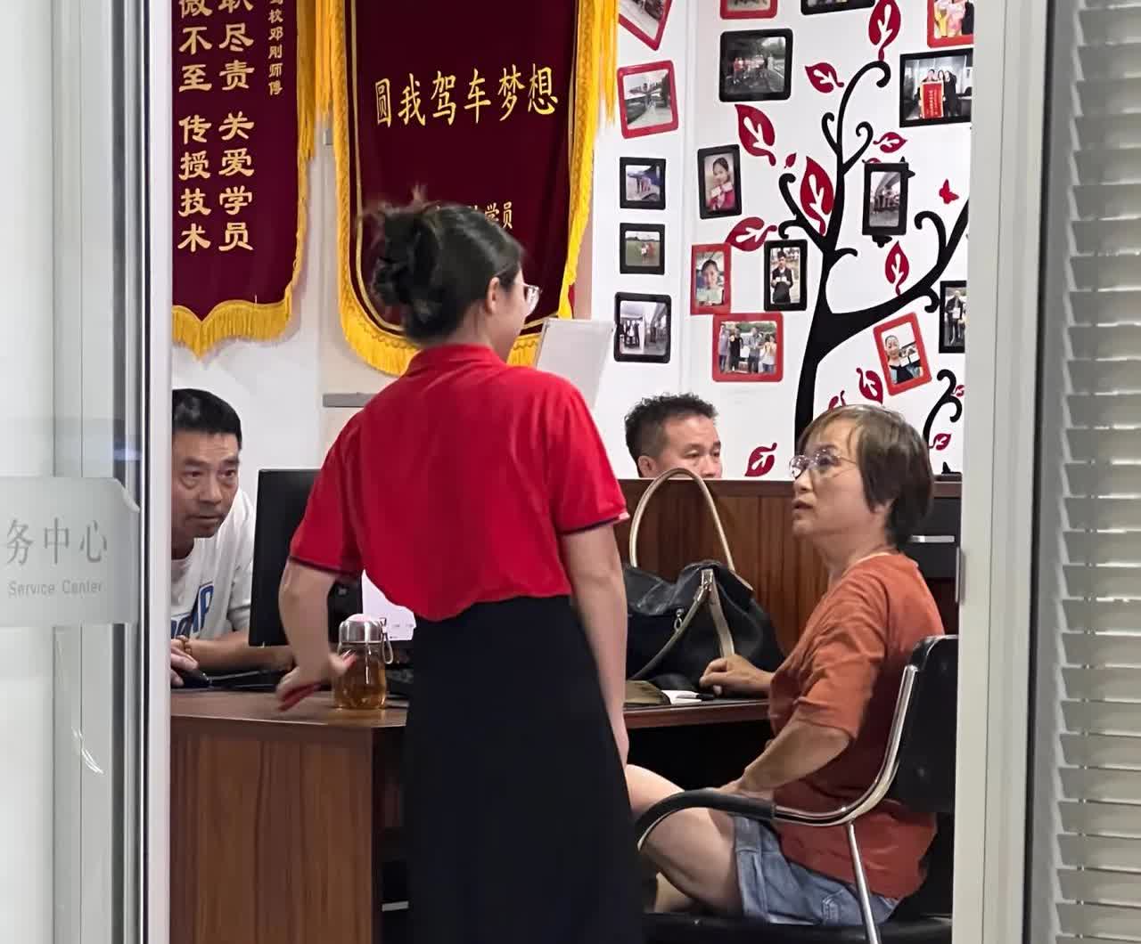驾校的教练对老年人一点都不友好，觉得他们笨，接受能力不好，有个时候我看到那些老年