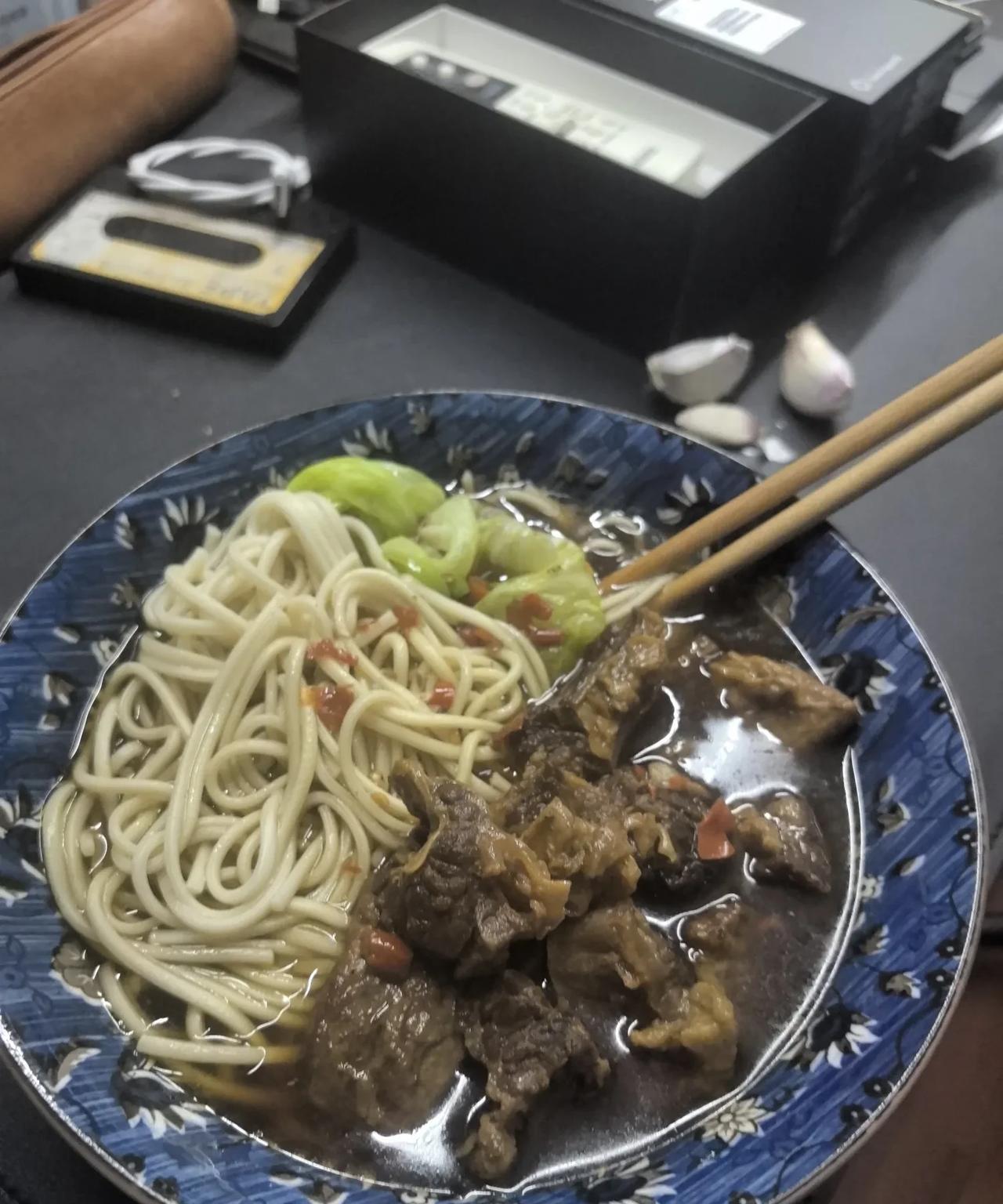 #看看我做的小吃#自家做的牛肉面，牛肉是用最好的腱子糊卤的。面是新疆拉条子，爽！