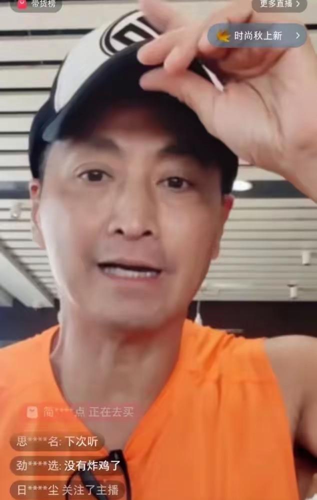 66岁何家劲现身任贤齐深圳演唱会，他与任贤齐关系匪浅。退出娱乐圈后，他经营工厂、