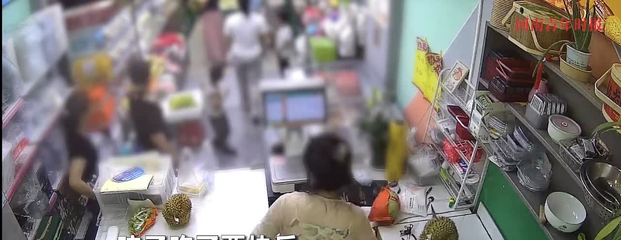 女子带孩子去水果店买榴莲，孩子吃了两块，女子拒绝付款，称有酒味，没熟。     