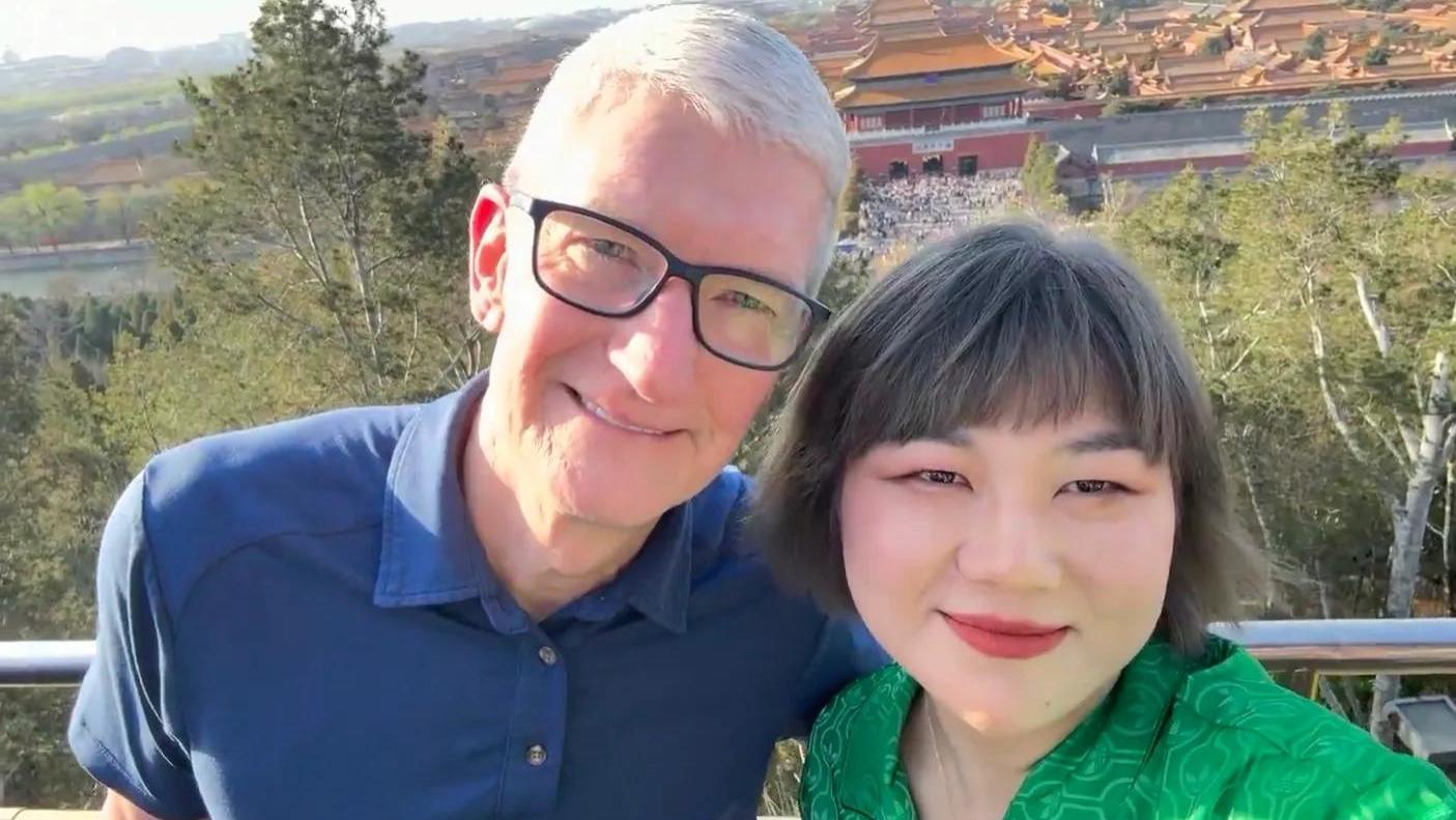 库克爬景山，杨天真全场说英文陪同，她穿绿色很瘦，她送他唐装！